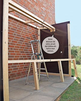 Bygg Cykelförråd: Snedsträvorna fästs Cykelförråd